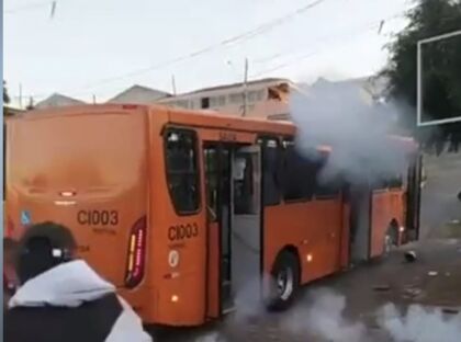 Quatro ônibus são depredados por torcedores em Curitiba