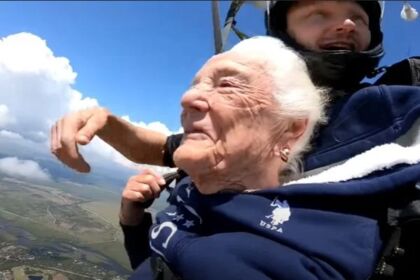 Sobrevivente da 2ª Guerra, idosa pula de paraquedas; vídeo