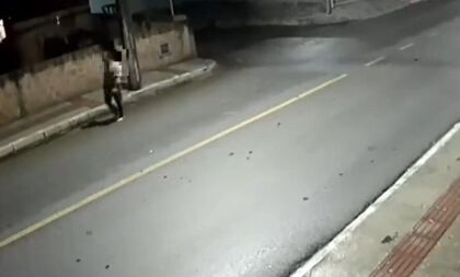 Uma câmera de segurança registrou o momento em que o indivíduo foge a pé após cometer o crime