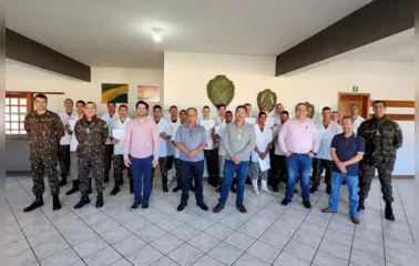 Soldados de Apucarana recebem certificado de curso de garçom