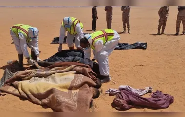 Autoridades encontram 20 pessoas mortas após carro quebrar no deserto