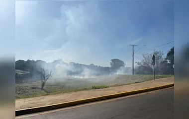 Foco de incêndio na Avenida Brasil atrapalha trânsito em Apucarana
