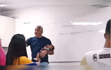 Professor, irmão da atriz Dira Paes, dá aula ninando bebê de aluna