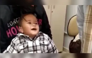 Bebê sorri ao ouvir pela primeira vez e vídeo do momento viraliza