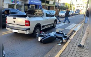 Motociclista de 23 anos fica ferida em acidente na Avenida Curitiba