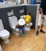 A criança confundiu o banheiro de exibição com um funcional e se aliviou ali mesmo, naturalmente