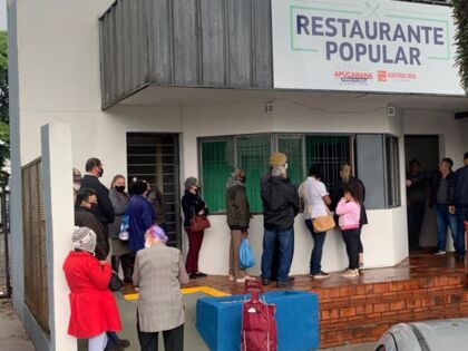 As pessoas na fila do Restaurante Popular de Apucarana, na manhã desta terça-feira (07)