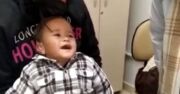 Bebê sorri ao ouvir pela primeira vez e vídeo do momento viraliza