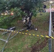 O condutor foi arremessado e a moto foi parar em uma árvore