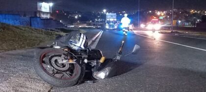 O piloto da motocicleta foi encaminhado ao hospital em estado grave