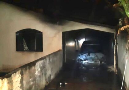 O veiculo foi incendiado na garagem da casa, durante a madrugada desta segunda-feira (20)