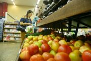Redução de mais de 22% no preço do tomate impactou nos custo da cesta
