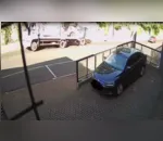 VÍDEO: empilhadeira cai de guincho e atinge carros em Apucarana