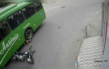 VÍDEO: motociclista é salvo por capacete após parar embaixo de ônibus