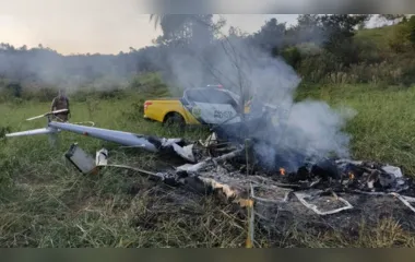 Helicóptero cai em área rural e pega fogo; ao menos uma pessoa morreu