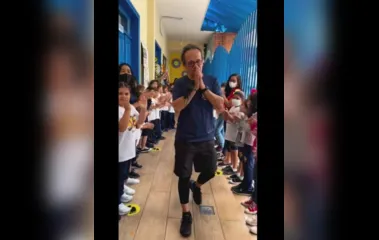 Professor ganha 'corredor de aplausos' ao deixar escola; assista