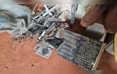 Criminosos invadem cemitério, furtam peças de metal e depredam túmulos