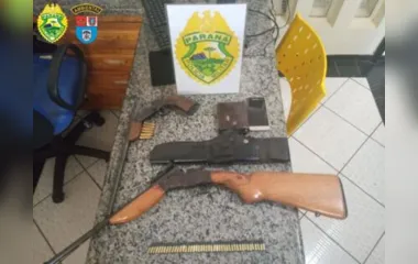 Na casa os policiais encontraram uma carabina calibre 22, com 45 munições intactas, além de uma garrucha calibre 38 com cinco munições