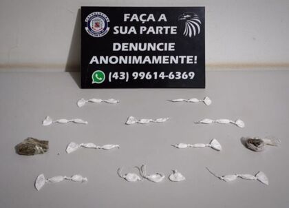 Conforme a GM, o suspeito jogou uma sacola no chão, dentro estavam 30 porções de cocaína e duas porções de maconha