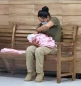 Uma sargento amamentou a criança que estava agitada e chorando após ser resgatada