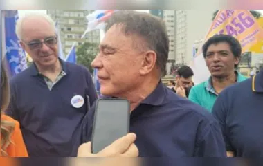 Álvaro Dias reúne apoiadores no centro de Apucarana