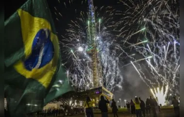 Queima de Fogos – 200 Anos de Independência do Brasil na Torre de Televisão em Brasília.