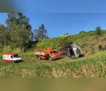 Após a batida, o carro que transportava a família, e o caminhão foram jogados em uma ribanceira, o automóvel ficou embaixo do caminhão