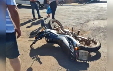 Garupa e motociclista ficaram feridos após acidente com Saveiro