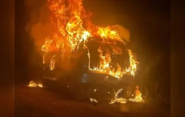O carro em chamas, no Ribeirão do Tigre, tinha um corpo carbonizado, no banco de trás