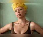 A atriz cortou os cabelos  curtinhos e pintou de uma cor amarela bem marcante