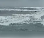 Vídeo: Guarda-vidas salvam vítima de afogamento em praia de Guaratuba