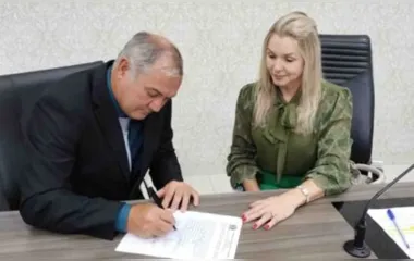 Vereador Sabão, assina termo de posse / Foto: Assessoria Legislativo Municipal