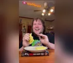 Os vídeos mais assistidos do tiktoker eram aqueles em que ele comia alimentos vencidos