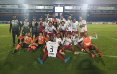 Jogadores comemoram após vitória em Curitiba