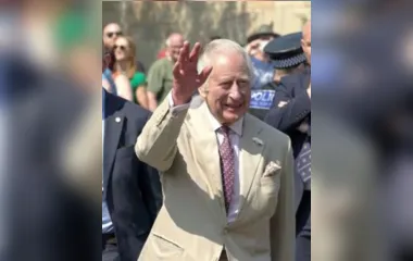 Rei Charles III celebra seu aniversário em desfile oficial em Londres.