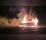 O carro foi totalmente consumido pelo fogo em questão de minutos