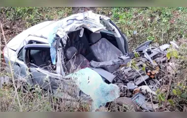 Batida frontal entre carro e caminhão deixa três mortos na PR-180