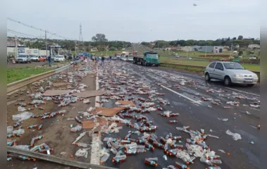 Carga de bebidas cai de carreta no Contorno Norte de Maringá