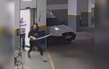 Vídeo: morador usa espada para impedir furto e põe ladrões para correr