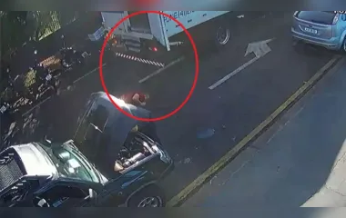 Homem é atingido por porta de caminhão em movimento no PR; vídeo