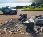 Lixo foi jogado em rua de Arapongas