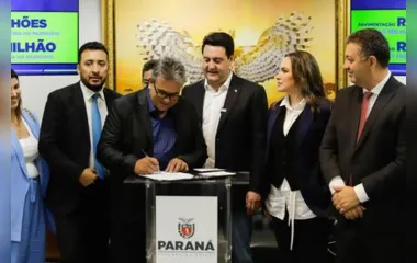 Prefeito Moisés Soares Ribeiro assina convênio ao lado do governador Carlos Massa Ratinho Jr.