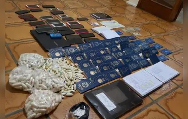 A PM encontrou passaportes e drogas na residência