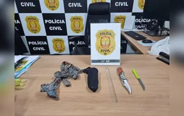 Com o suspeito foram encontrados um pênis de borracha, uma faca de mesa e um canivete.