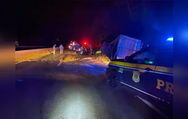Motorista fica em estado grave após tombar caminhão com laranjas no PR
