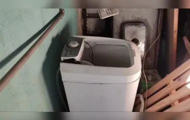 Vídeo: moradora ouve choro e encontra bebê em máquina de lavar roupas