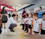 Prefeito entregou kits na Escola Senador Marcos de Barros Freire