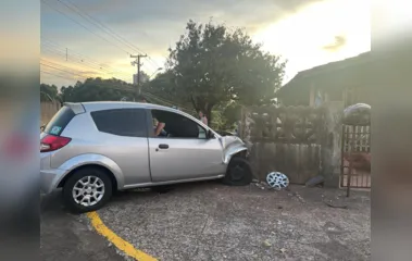 Carro colide contra muro de casa em Apucarana