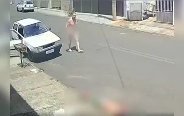 Homem pelado mata enteado a facadas no meio da rua; vídeo