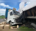 Caminhões batem de frente em grave acidente na Vila Reis